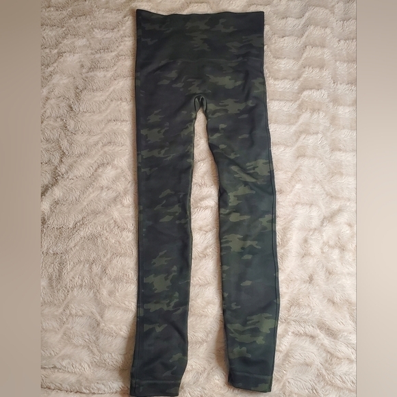 SPANX Camo Look at Me Now Seamless Cropped Leggings size small - Picture 5 of 9